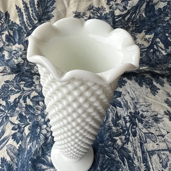 Vintage Hobnail Milk Glass White Elegant Vase - Picture 5 of 5